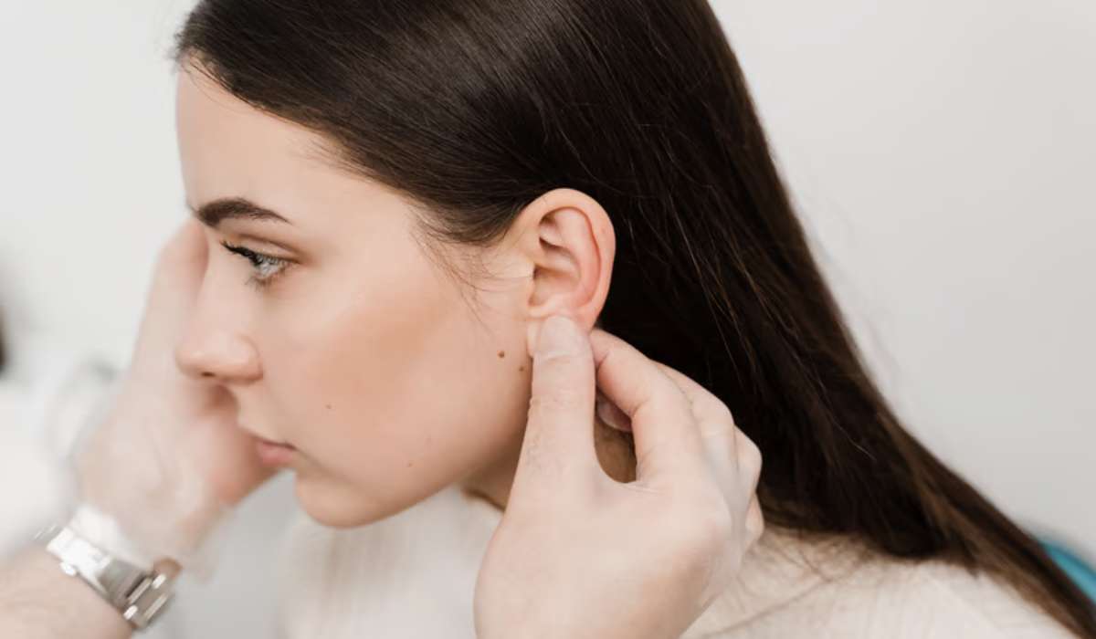 Boucles d&rsquo;oreille qui dépassent sur ton lobe : quelles solutions ?
