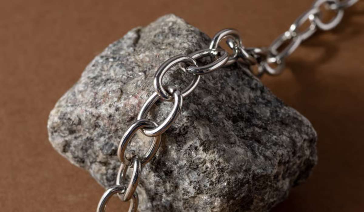 Comment nettoyer une chaîne en argent qui a noirci ?