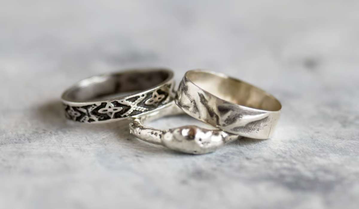 Ta bague en argent a noirci à cause de la javel : comment la récupérer ?
