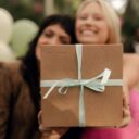 Cadeau de mariage : pourquoi le bijou reste une valeur sûre