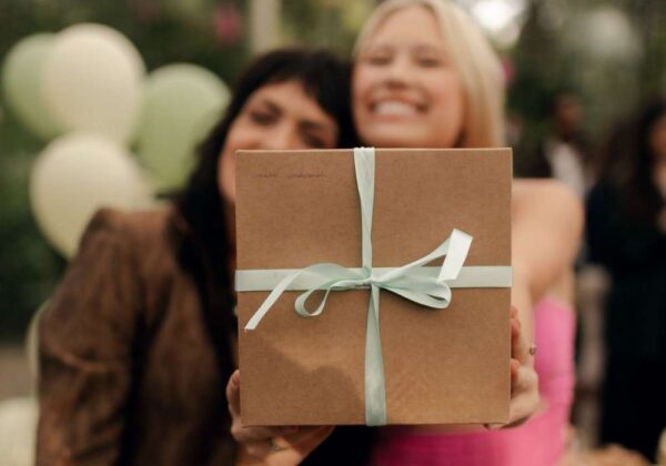 Cadeau de mariage : pourquoi le bijou reste une valeur sûre