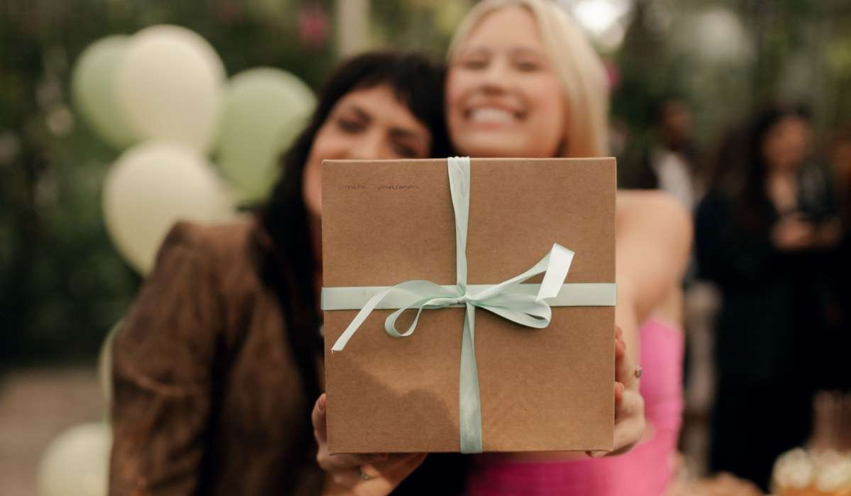 Cadeau de mariage : pourquoi le bijou reste une valeur sûre