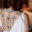 Comment porter un collier de dos pour ton mariage ?