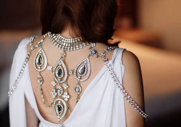 Comment porter un collier de dos pour ton mariage ?