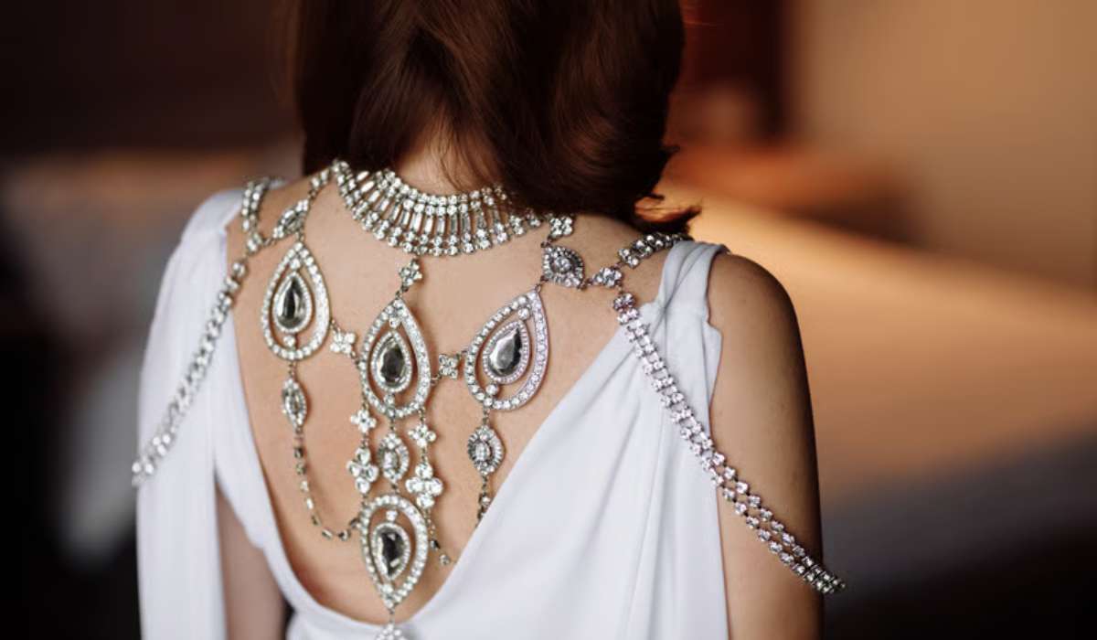 Comment porter un collier de dos pour ton mariage ?