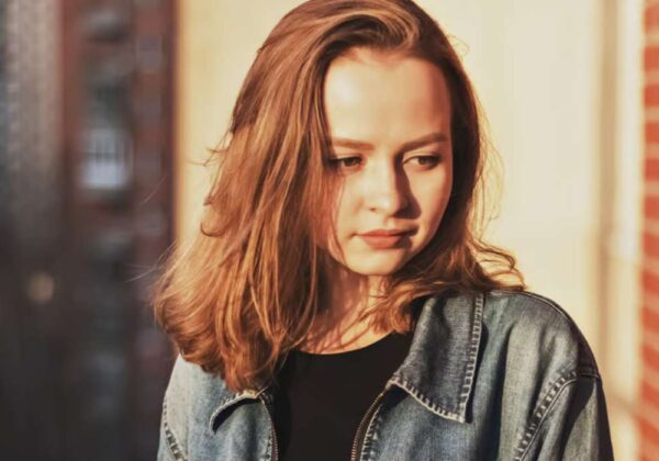Comment porter la surchemise en jean femme pour un look tendance au quotidien