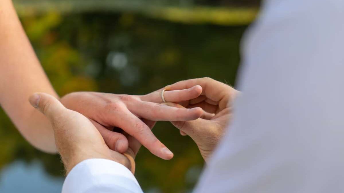 doigt de la bague de mariage