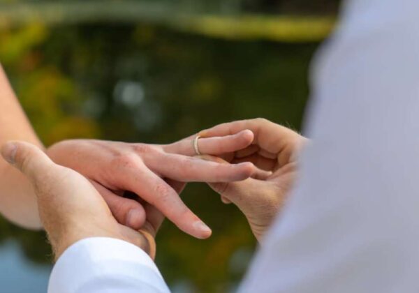 À quel doigt porter sa bague de mariage ?