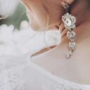 Quelles boucles d&rsquo;oreilles pendantes choisir pour ton mariage ?