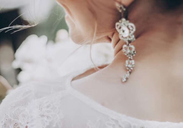 Quelles boucles d&rsquo;oreilles pendantes choisir pour ton mariage ?