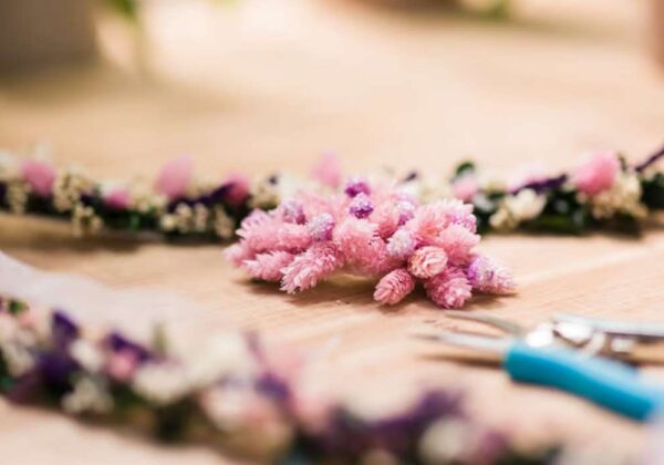 Bracelet de fleurs pour ton mariage : comment le fabriquer toi-même ?