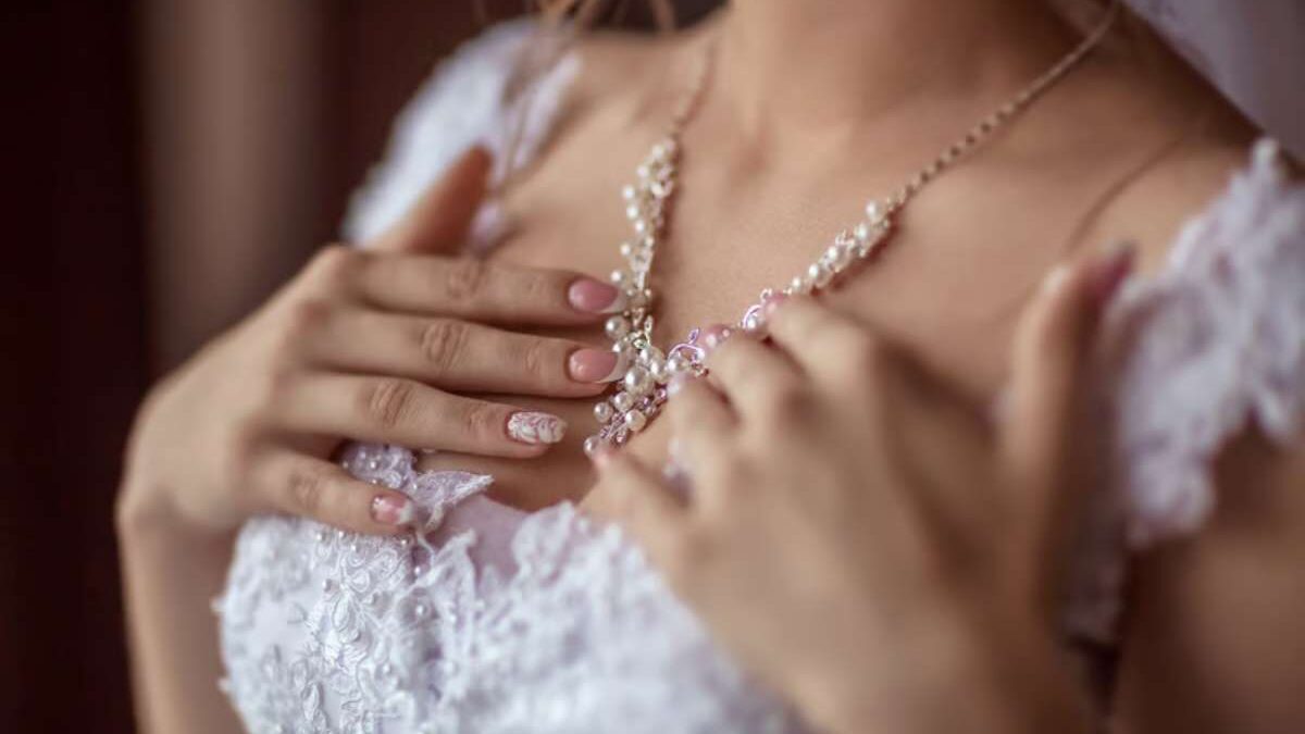 Collier de mariée : lequel associer à des boucles d'oreilles en perle
