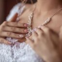 Collier de mariée : lequel associer à des boucles d&rsquo;oreilles en perle ?