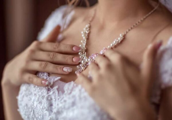Collier de mariée : lequel associer à des boucles d&rsquo;oreilles en perle ?