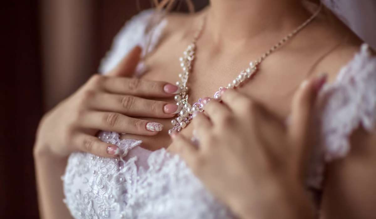 Collier de mariée : lequel associer à des boucles d&rsquo;oreilles en perle ?