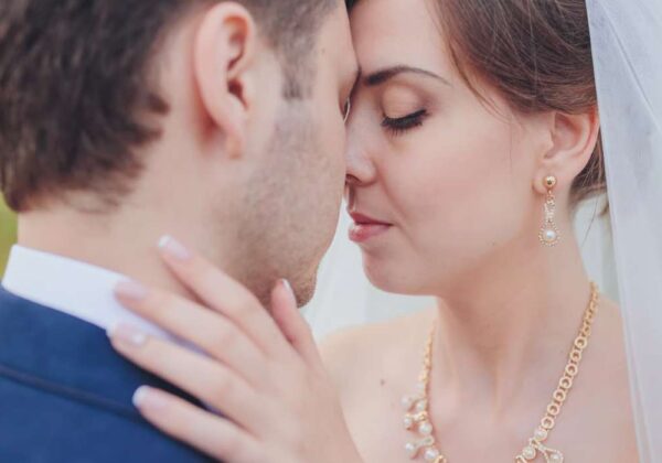 De quoi est composée une parure de mariage en or 18 carats ?