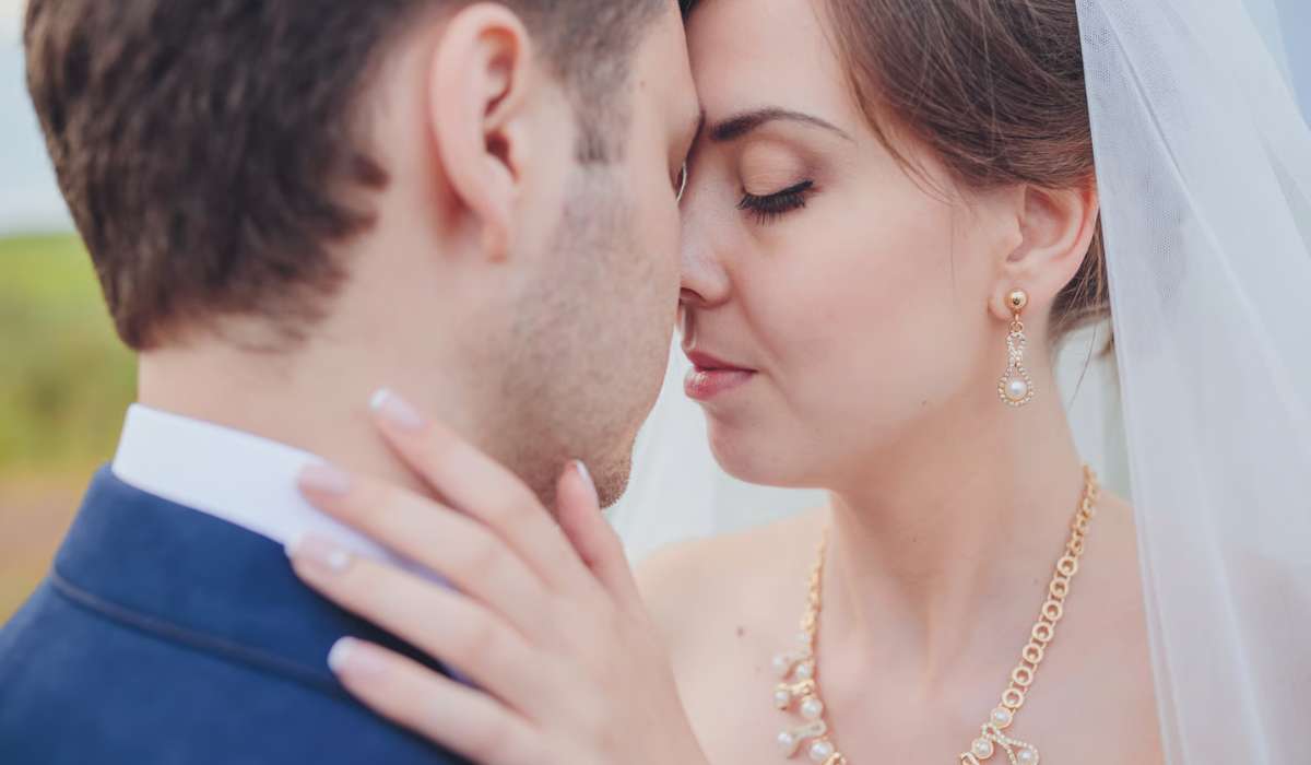 De quoi est composée une parure de mariage en or 18 carats ?