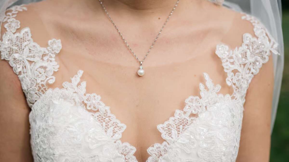 Quel collier choisir pour ton mariage sans surcharger ta tenue ?