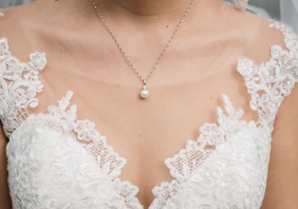Quel collier choisir pour ton mariage sans surcharger ta tenue ?