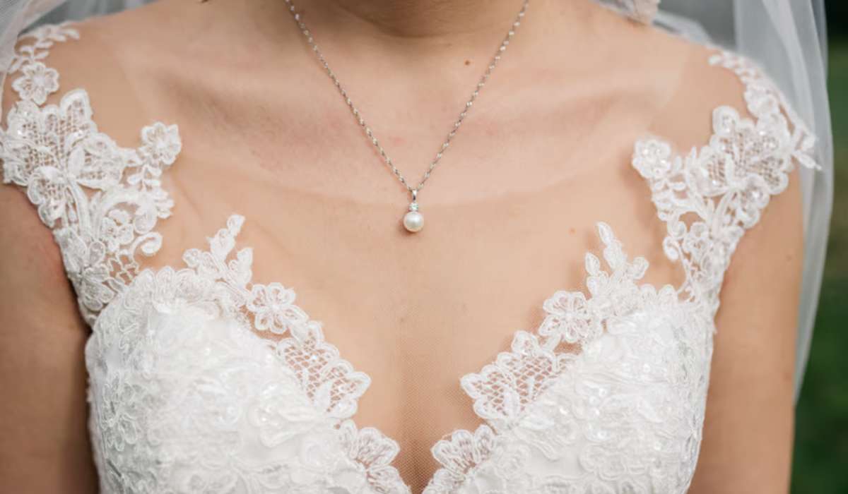 Quel collier choisir pour ton mariage sans surcharger ta tenue ?